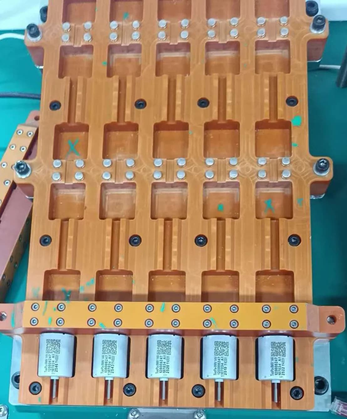 汽车座椅电机放置在专用生产检测工装上
